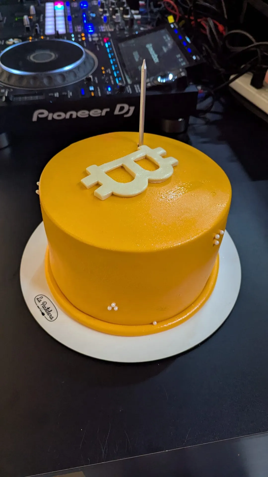Torta naranja con el símbolo de Bitcoin