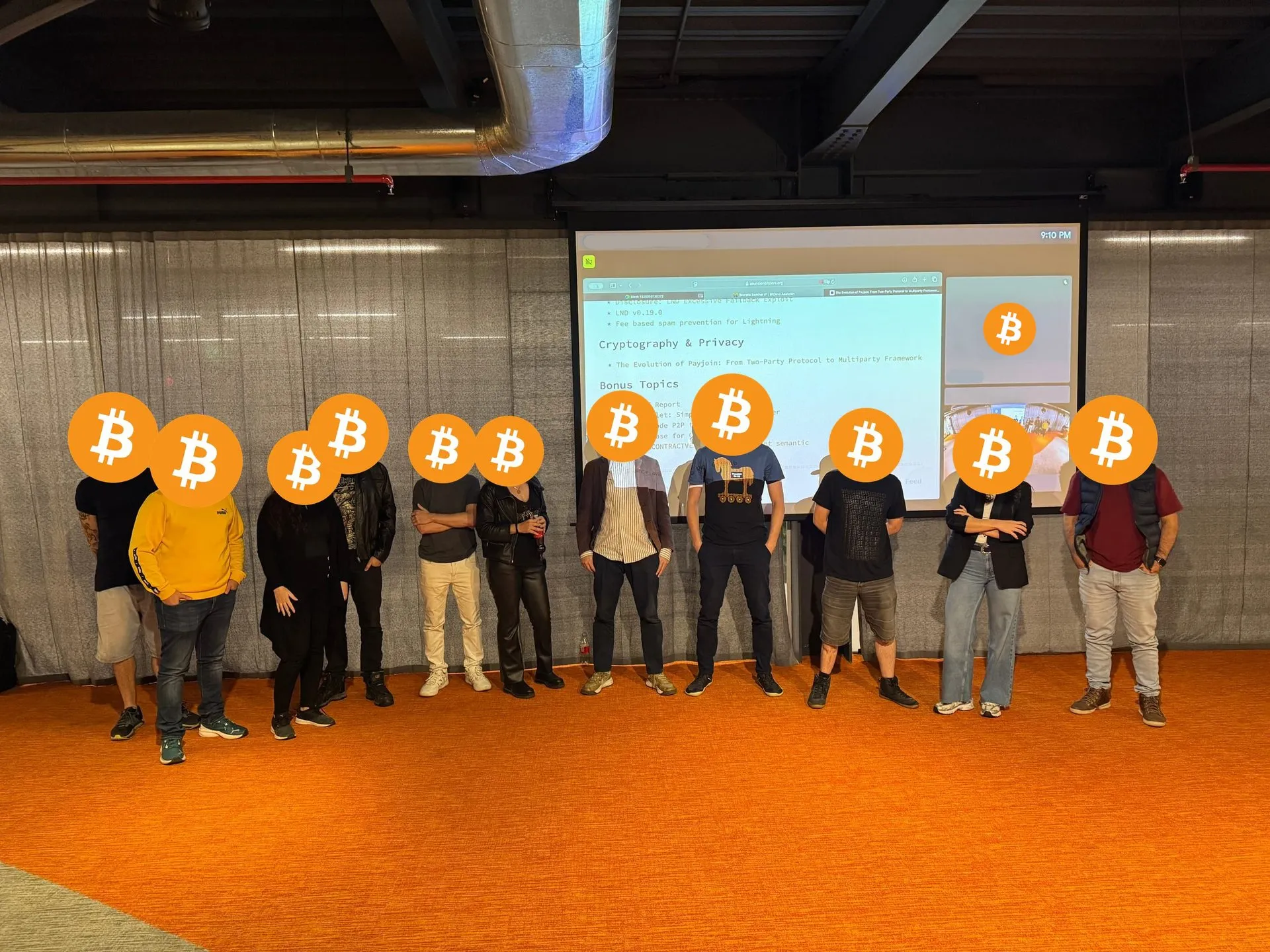 Grupo de BitDevs Asunción frente a la pantalla de una sesión técnica