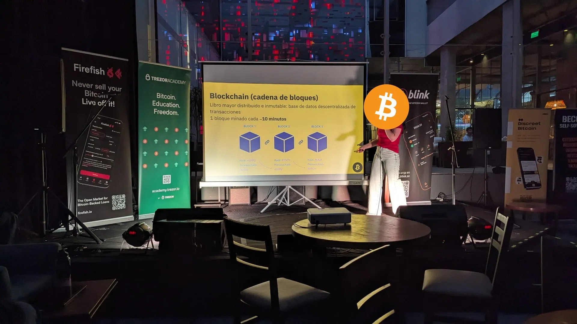 Presentación sobre blockchain con el banner de Firefish al costado