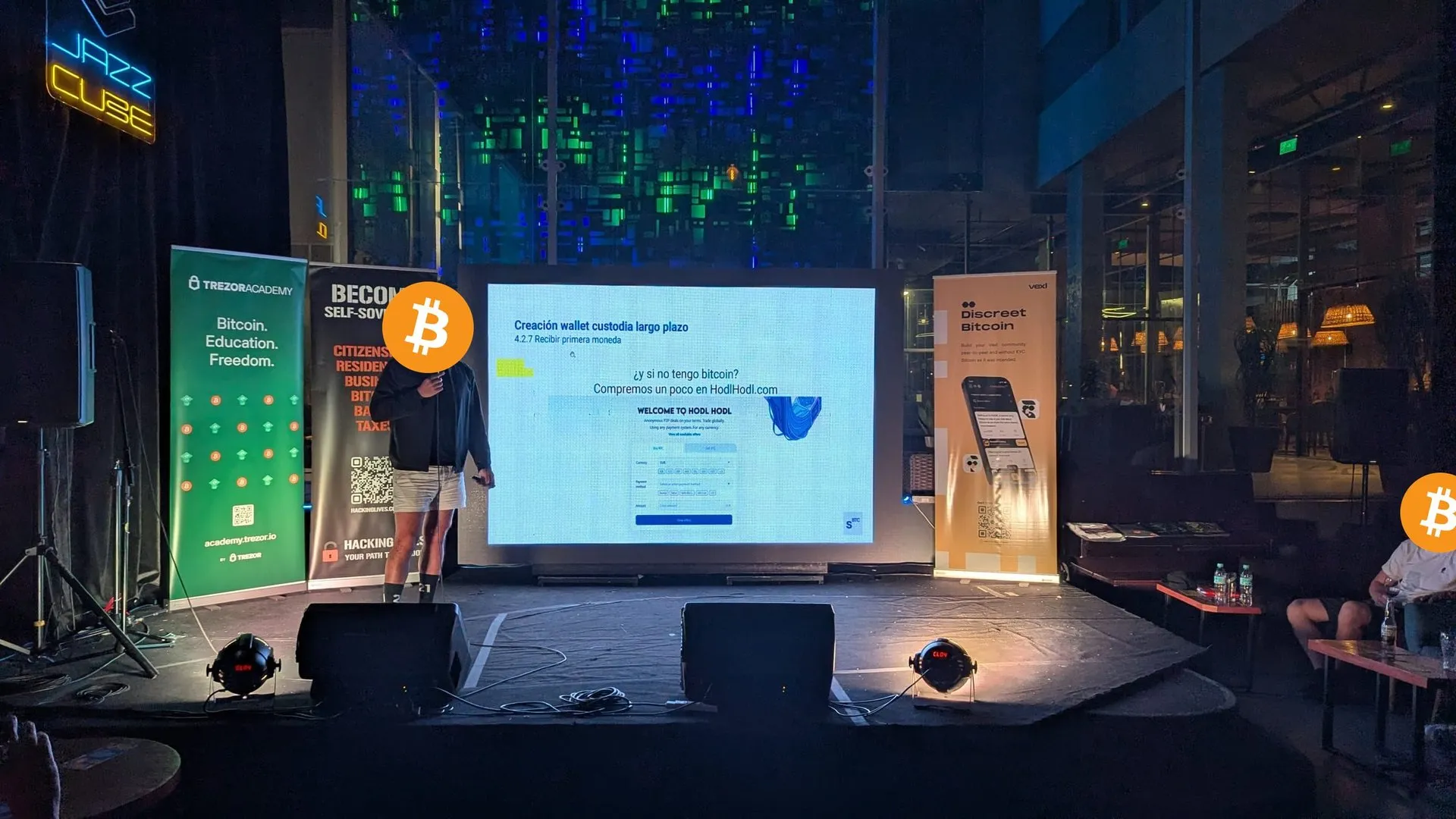 Escenario de Hacking Lives con banners de Blink y Trezor Academy