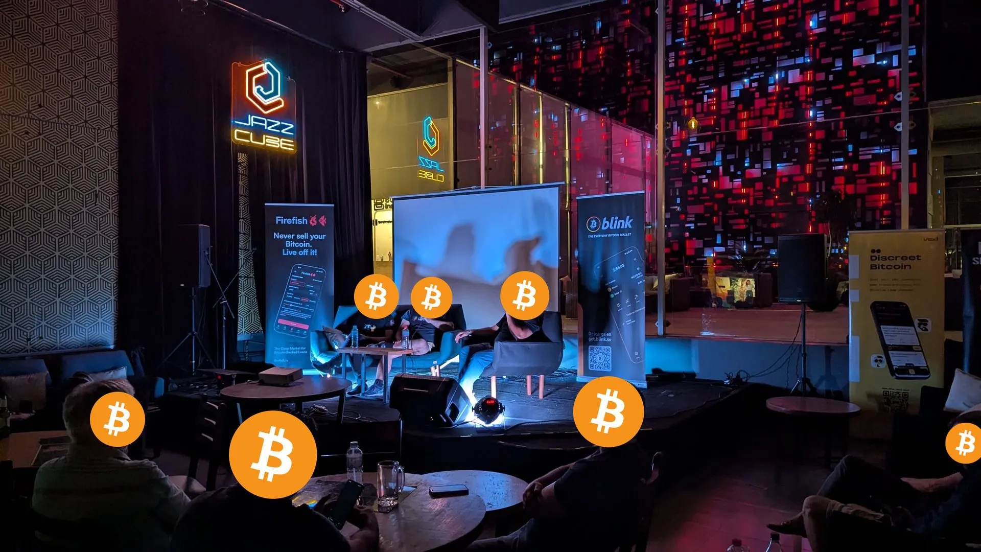 Panel de conversación en un escenario con luz azul