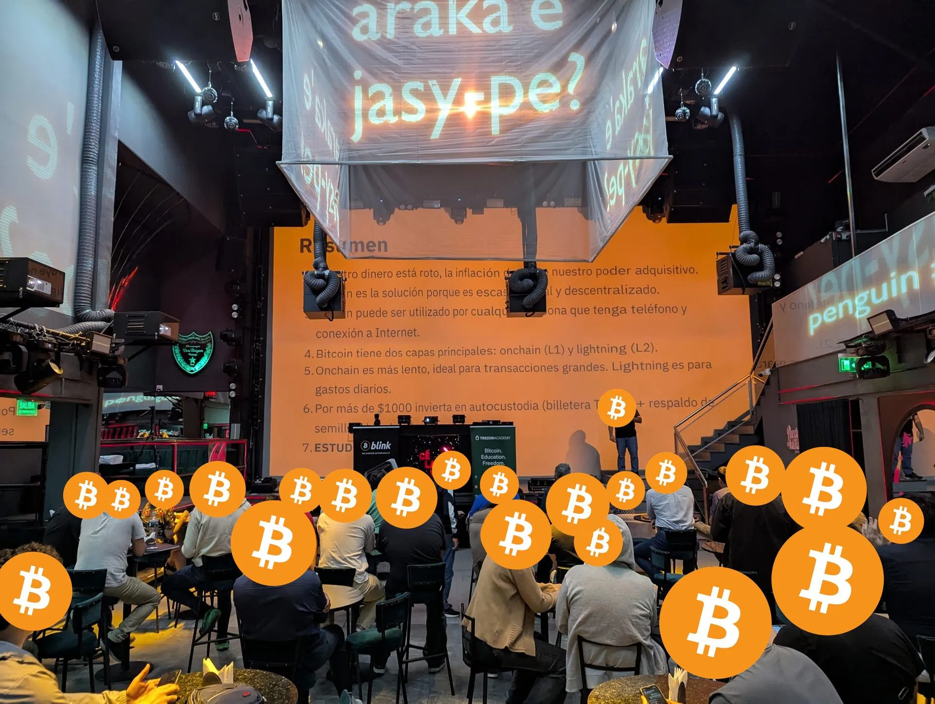 Público en Pizza Day 2025, con la pantalla en naranja y la pregunta en guaraní araka'e jasy pe