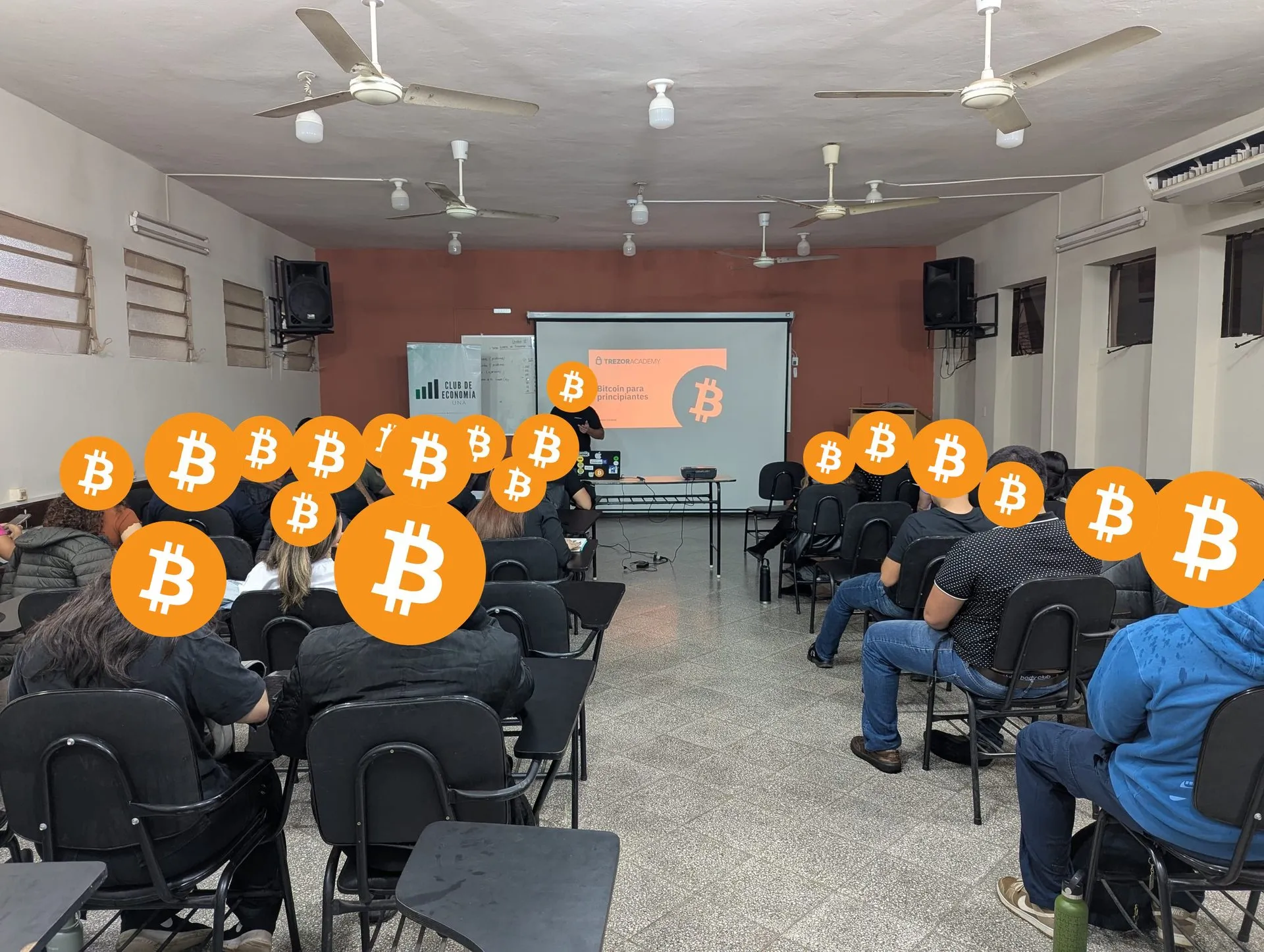 Taller Bitcoin para principiantes, aula llena frente a la diapositiva