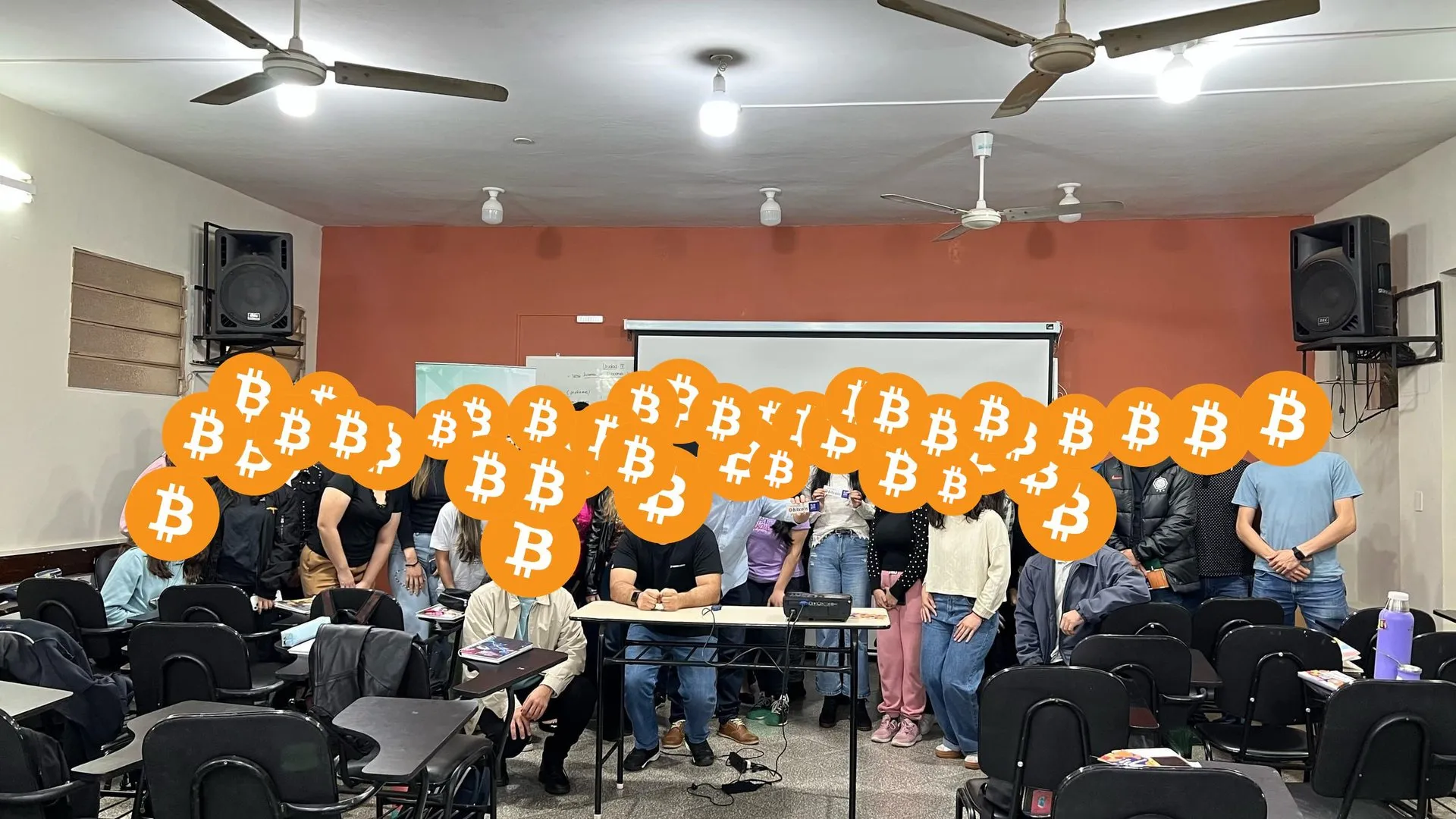 Grupo del curso de Bitcoin para principiantes posando en un aula